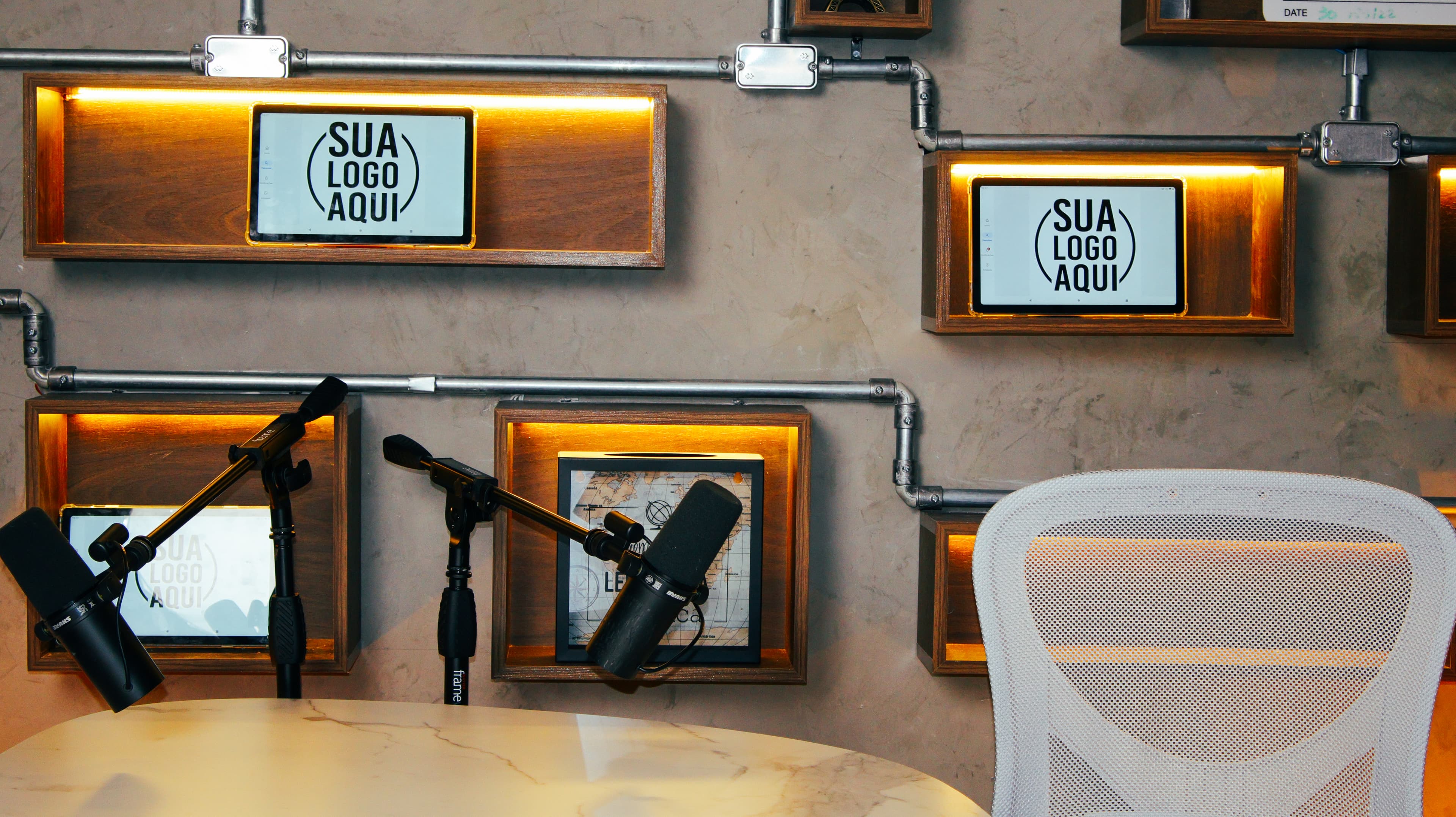 Sala Flow — ângulo da bancada de podcast