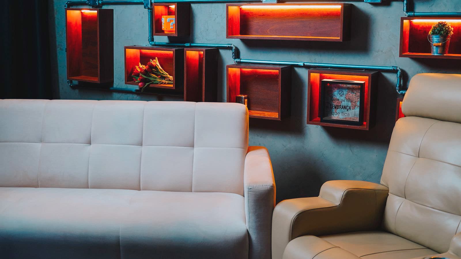 Sala Flow — convidados em conversa nas poltronas