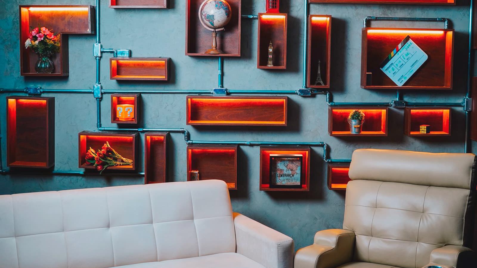 Sala Flow — composição lateral com sofá e poltronas de couro